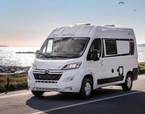 Autocaravana Giottiline Giotivan 60B, diseño compacto y moderno, de color blanco, con acentos en negro
