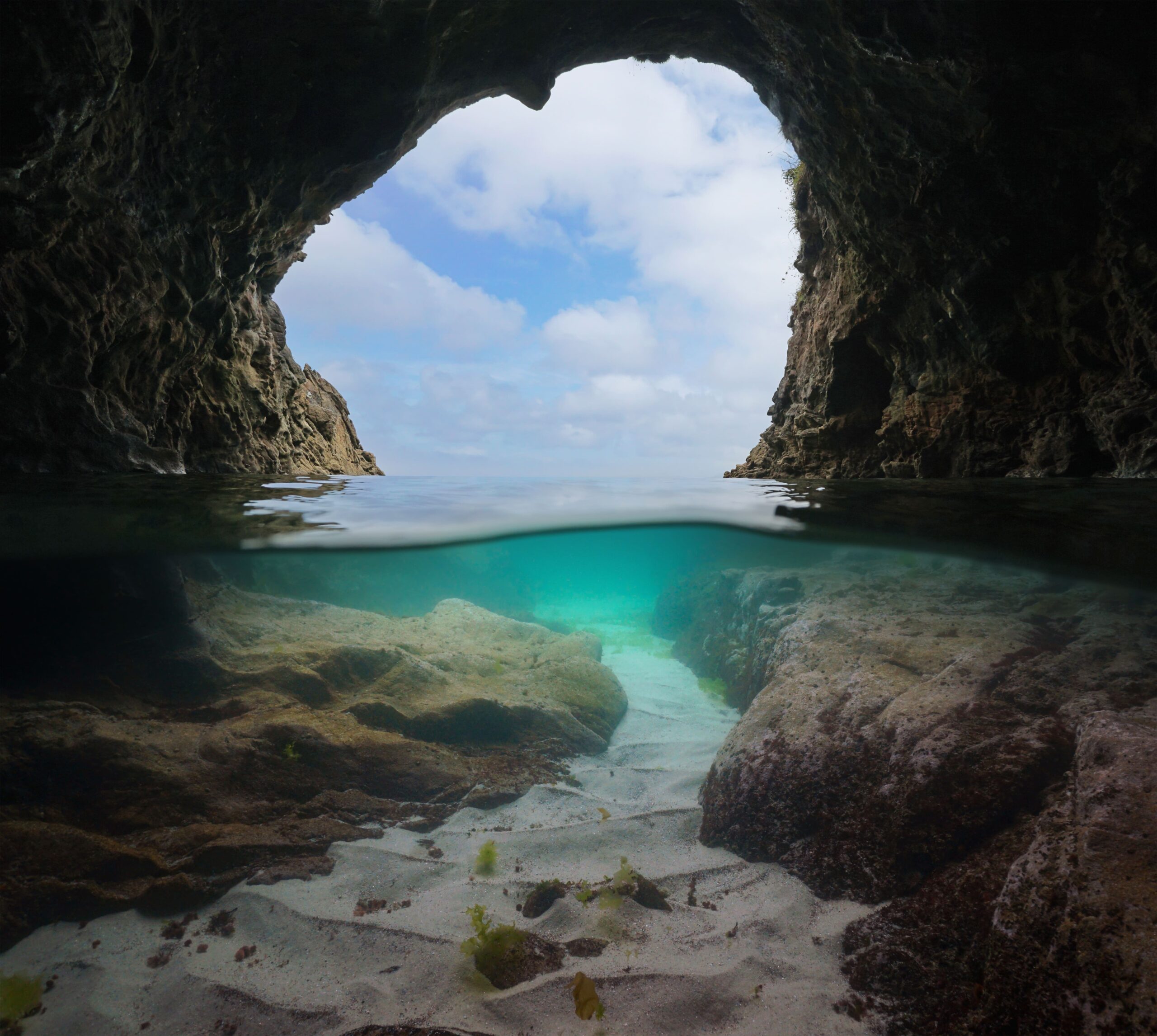 Cuevas en la orilla del mar Galicia